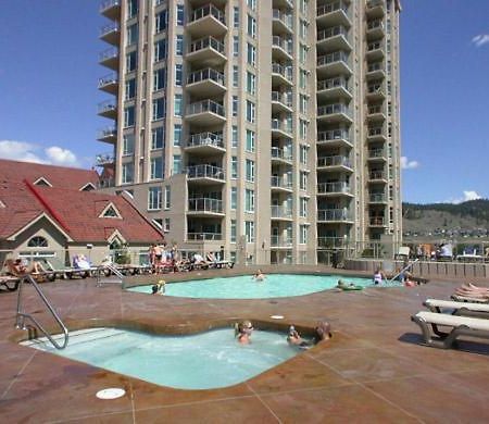 Sunset Waterfront Resort By Kelownacondorentals Экстерьер фото