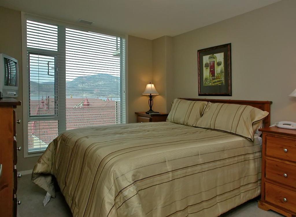 Sunset Waterfront Resort By Kelownacondorentals Экстерьер фото